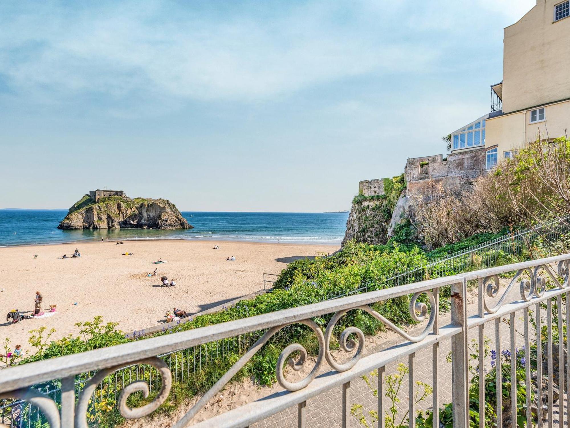 Villa Ocean Waves Tenby Exterior foto